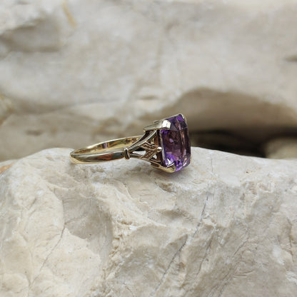 Amethyst ring in 9K gold