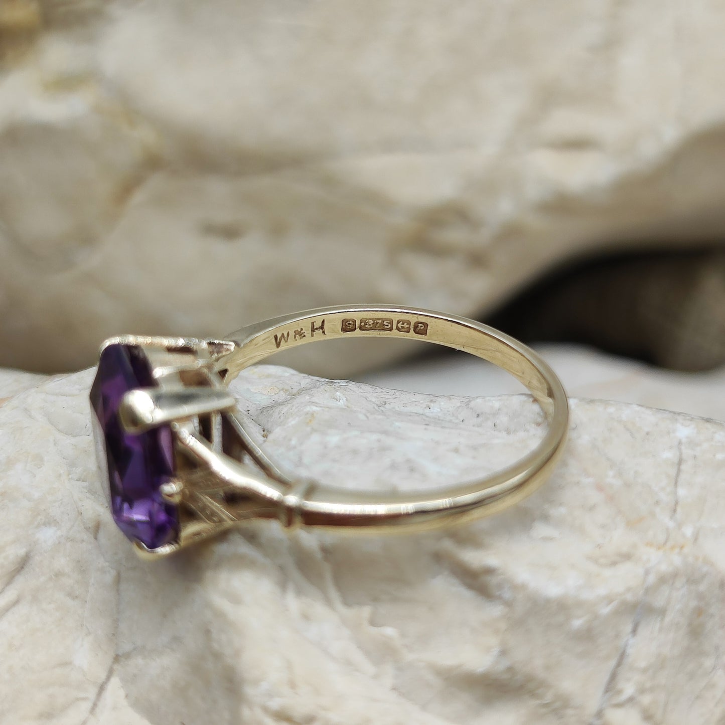 Amethyst ring in 9K gold