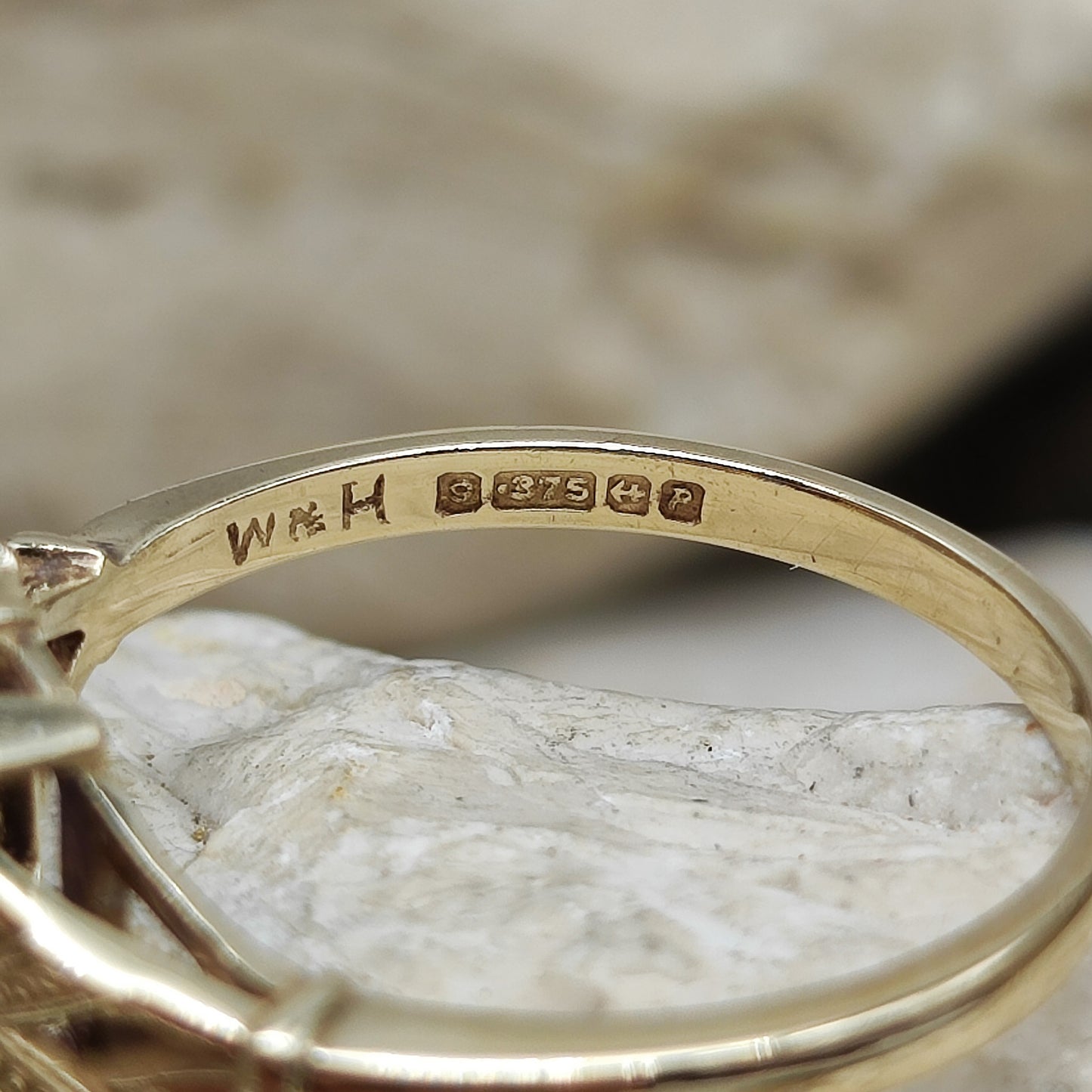 Amethyst ring in 9K gold