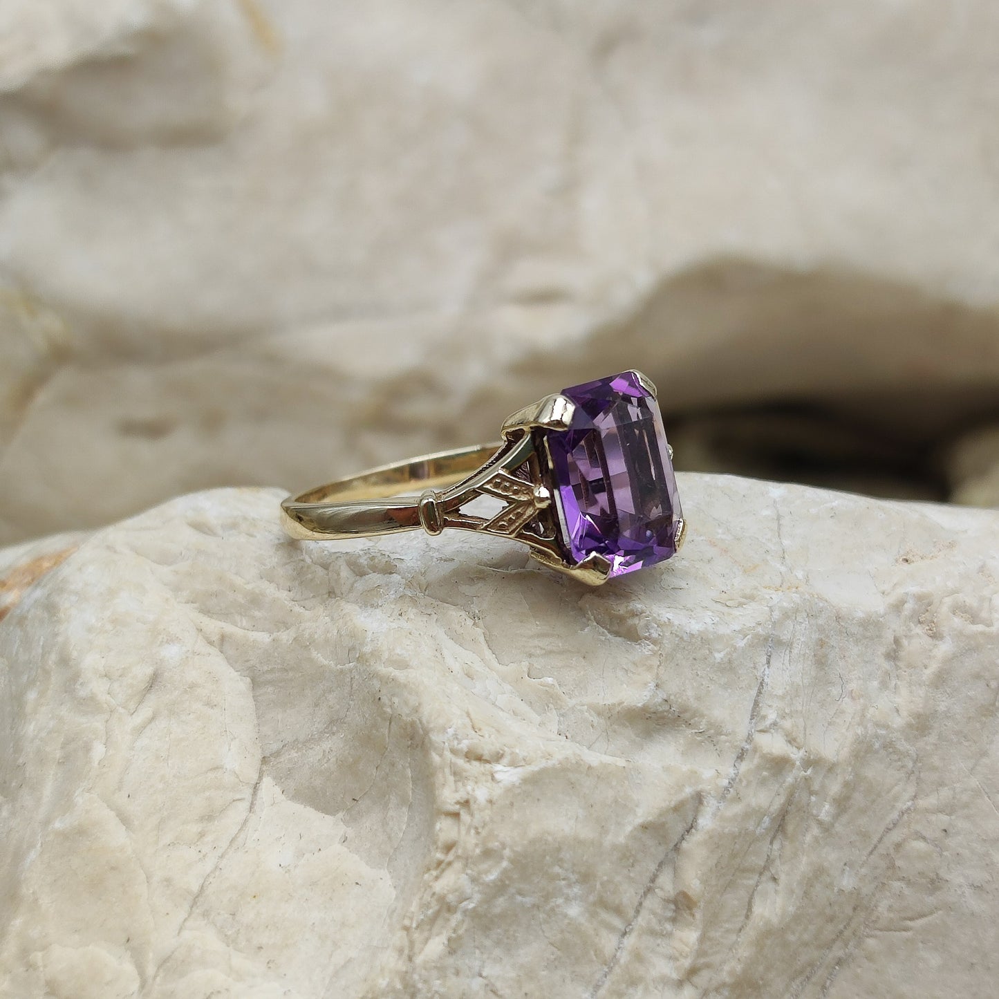 Amethyst ring in 9K gold