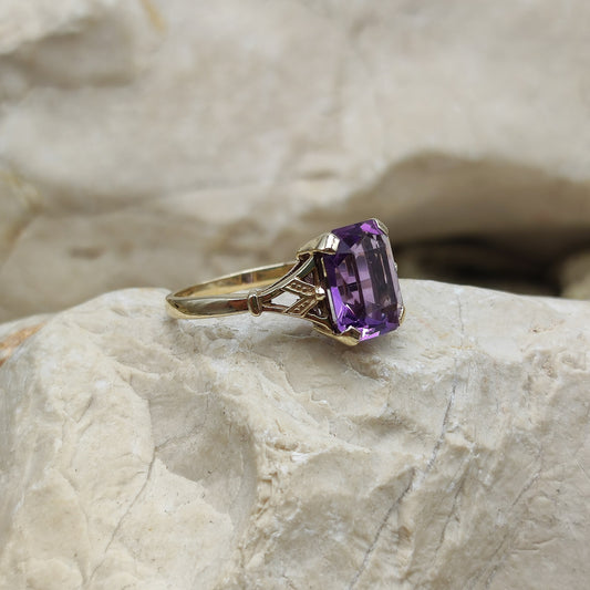 Amethyst ring in 9K gold