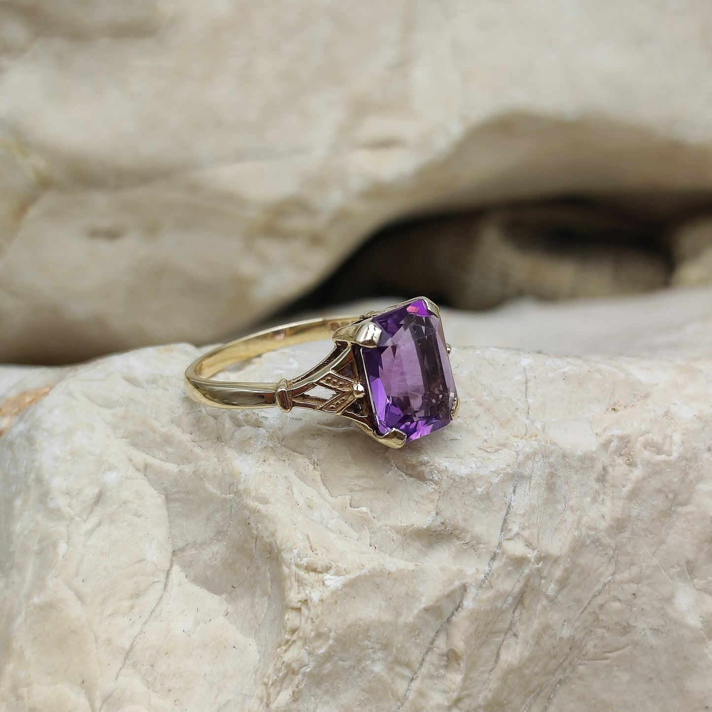 Amethyst ring in 9K gold
