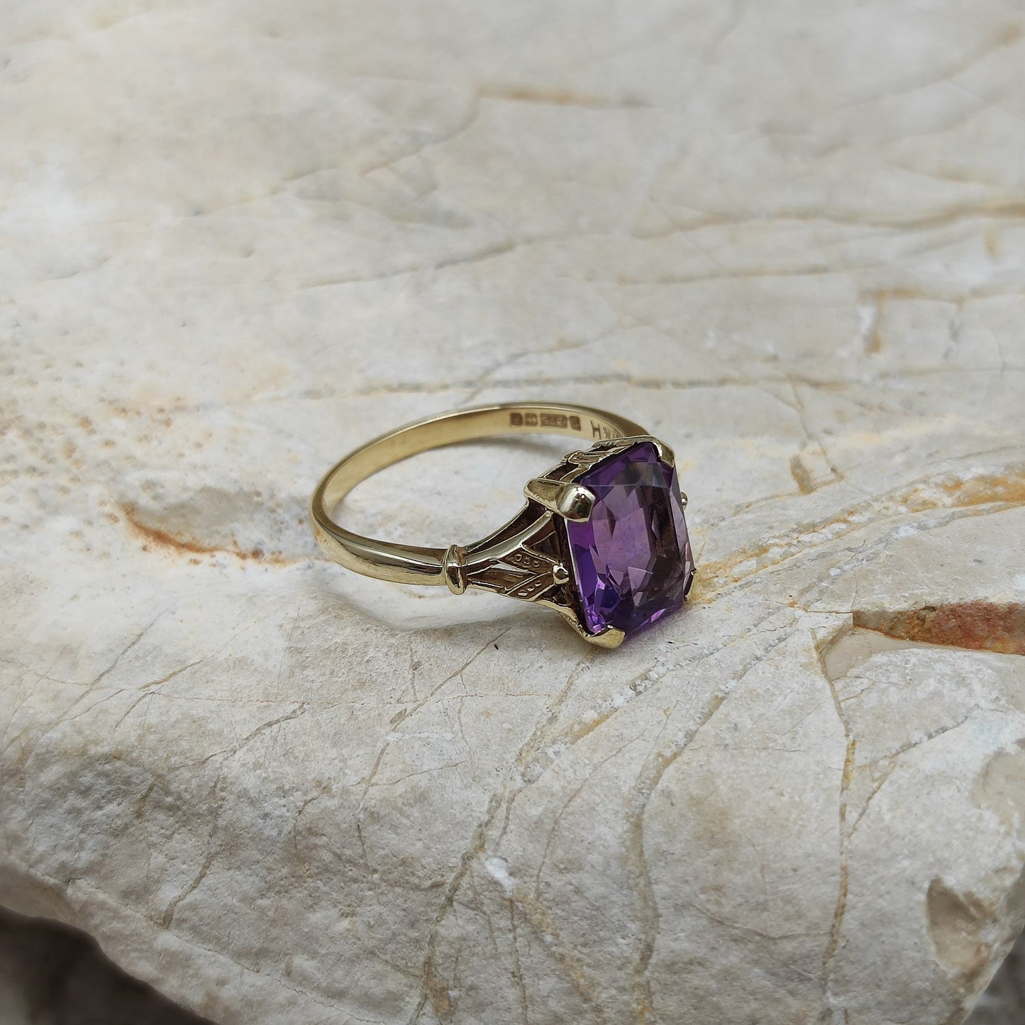 Amethyst ring in 9K gold
