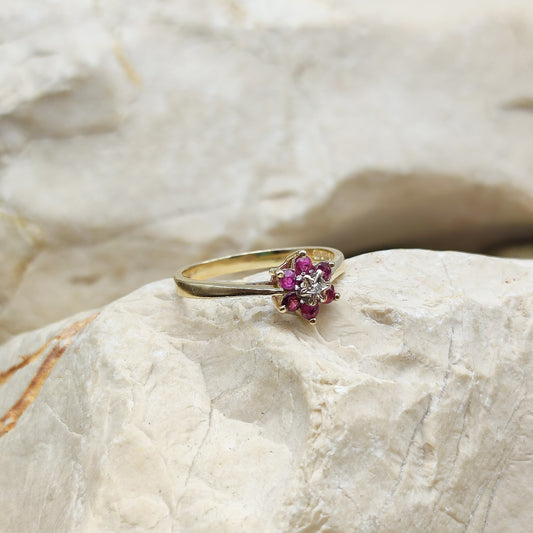 Vintage Ruby and diamond ring in 9K gold