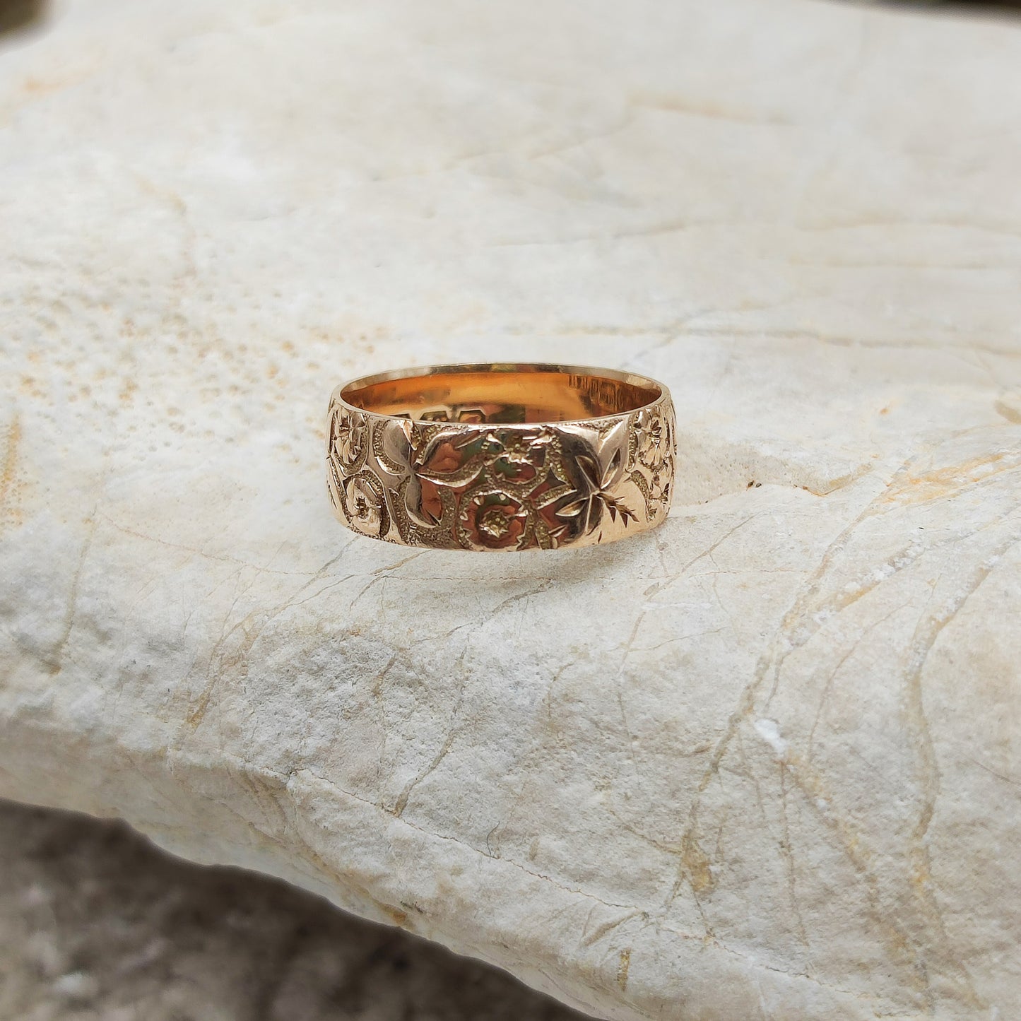Vintage Cigar band ring in 9K gold