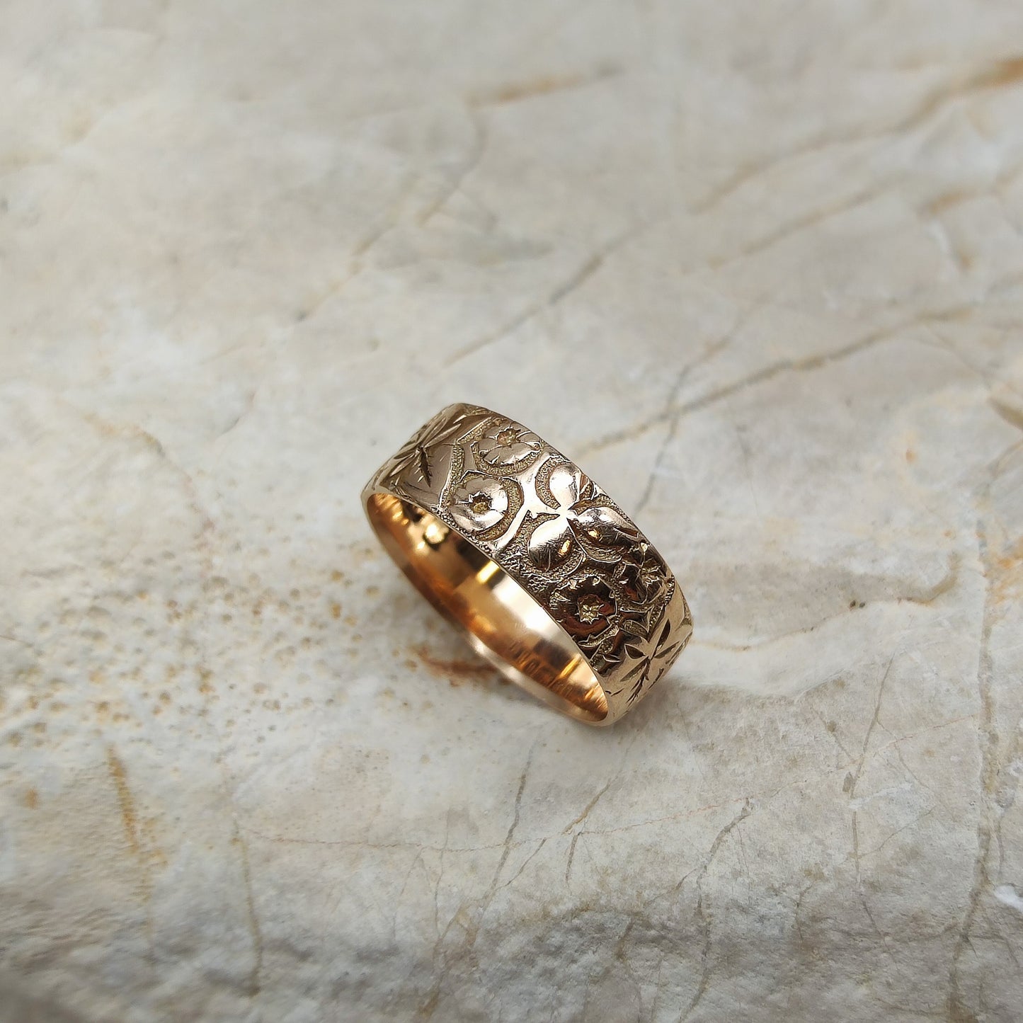 Vintage Cigar band ring in 9K gold