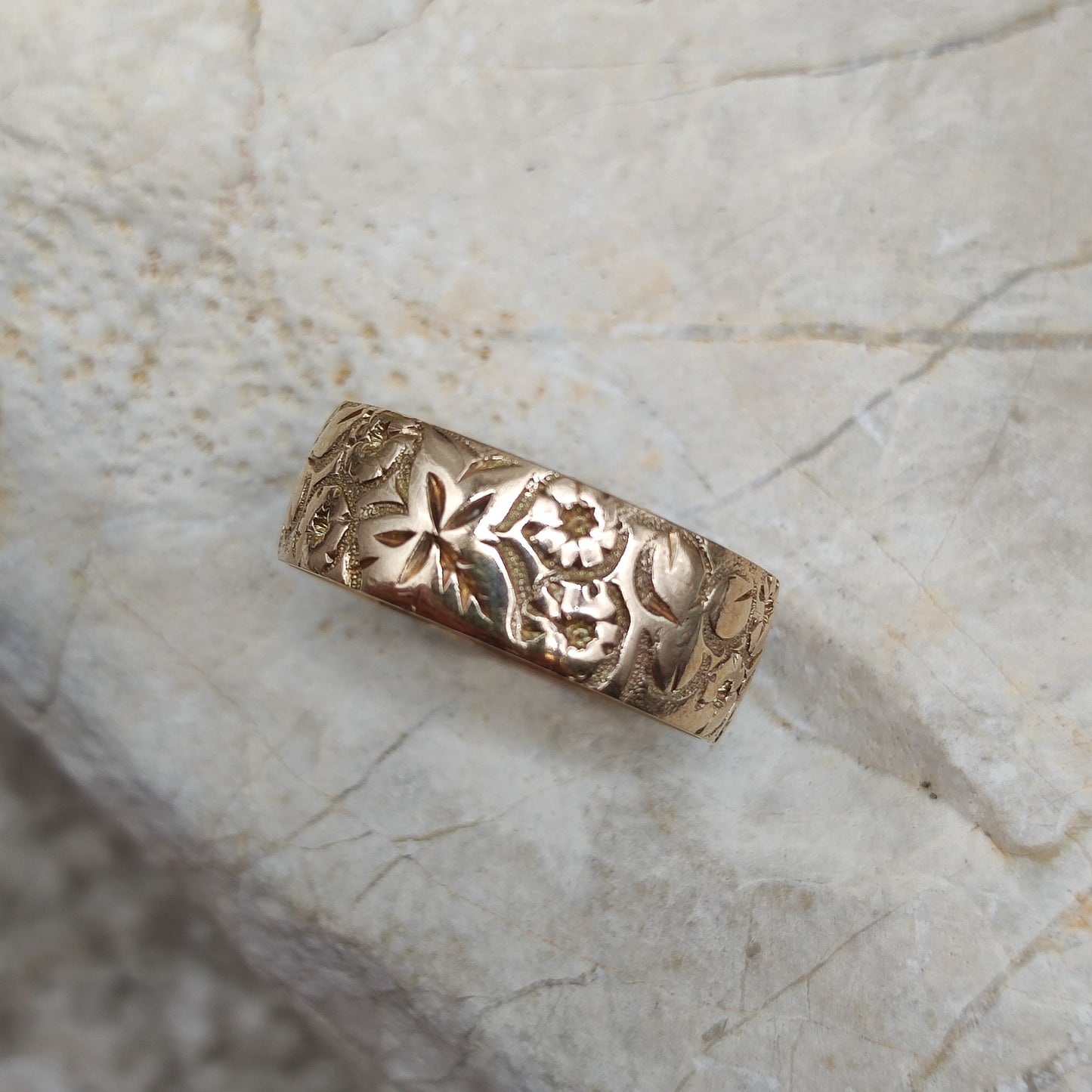 Vintage Cigar band ring in 9K gold