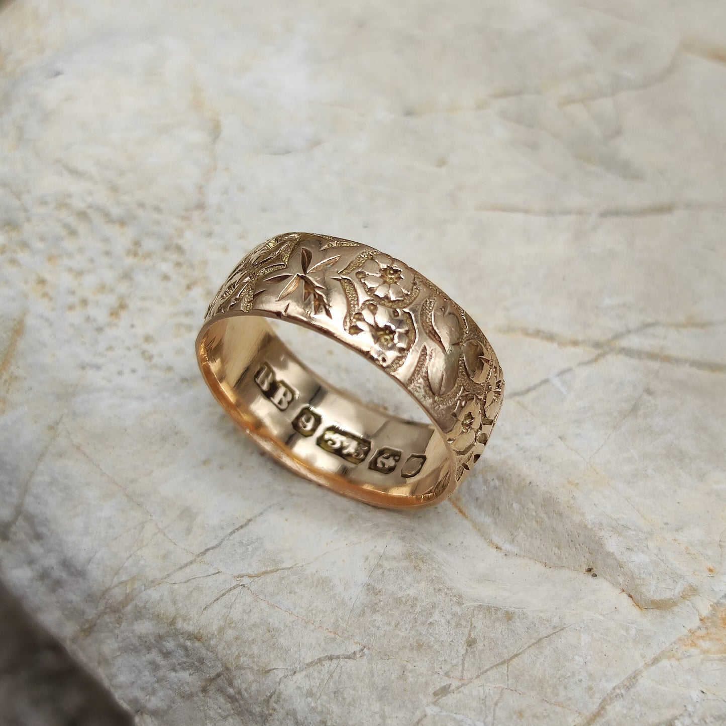 Vintage Cigar band ring in 9K gold