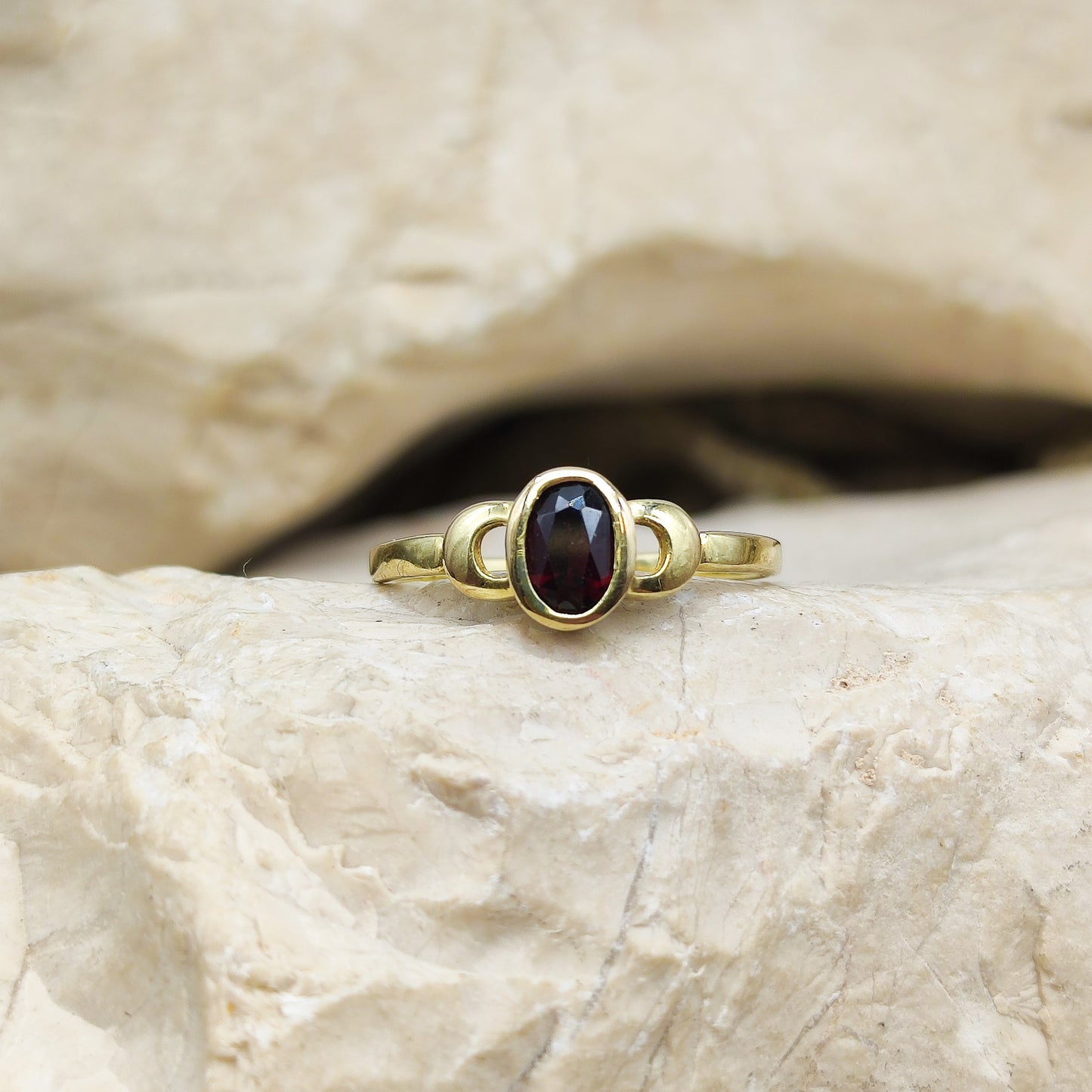 Elegant Garnet ring in 8K gold