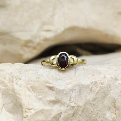 Elegant Garnet ring in 8K gold