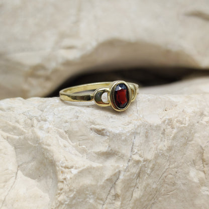 Elegant Garnet ring in 8K gold