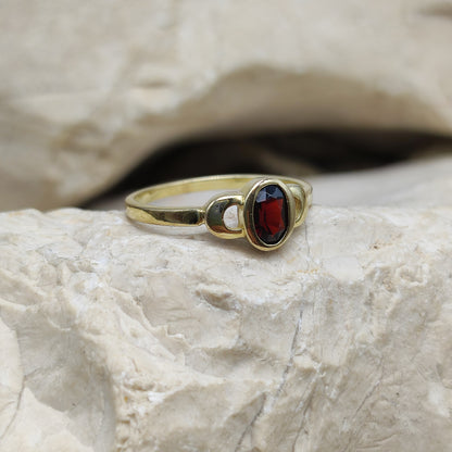 Elegant Garnet ring in 8K gold