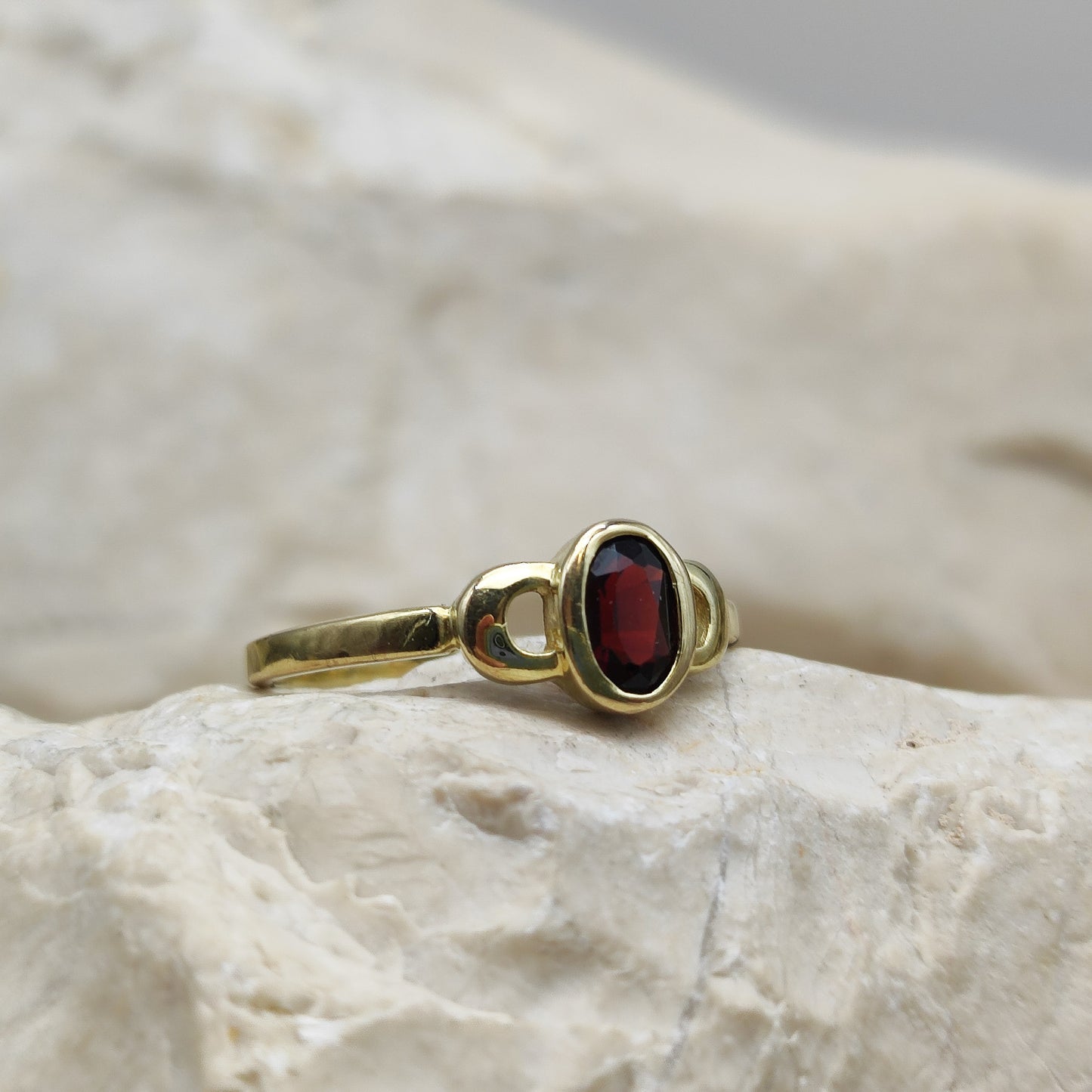 Elegant Garnet ring in 8K gold
