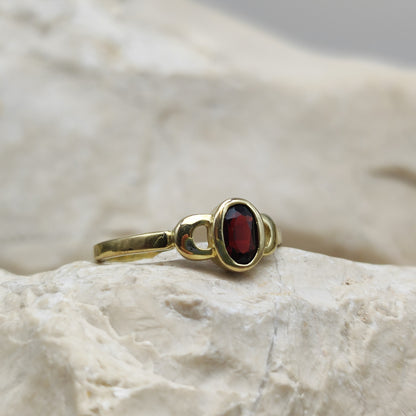 Elegant Garnet ring in 8K gold