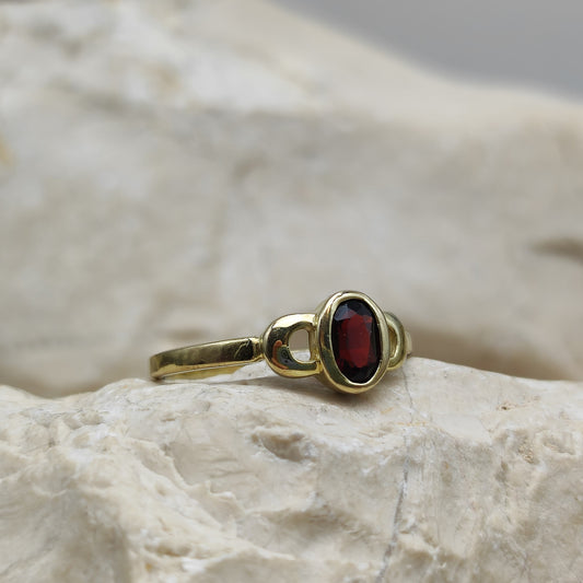 Elegant Garnet ring in 8K gold
