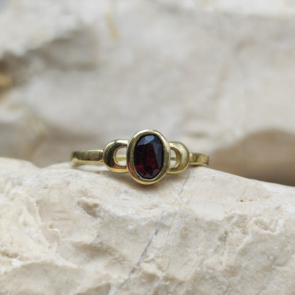 Elegant Garnet ring in 8K gold