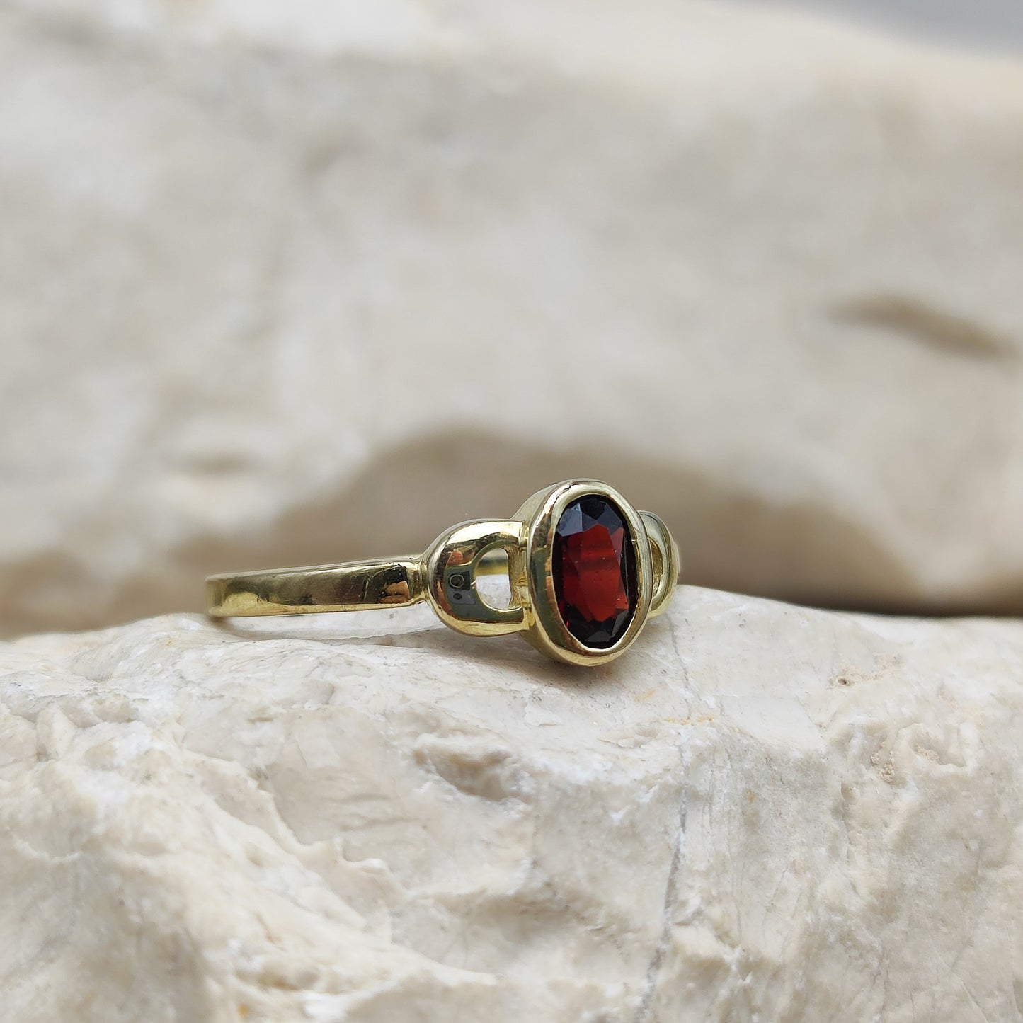 Elegant Garnet ring in 8K gold