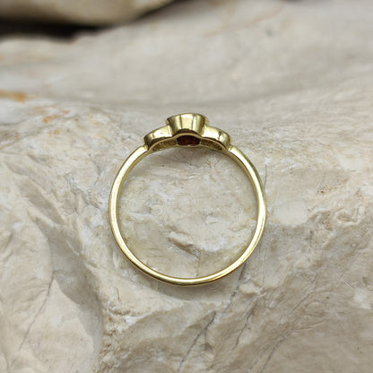 Elegant Garnet ring in 8K gold