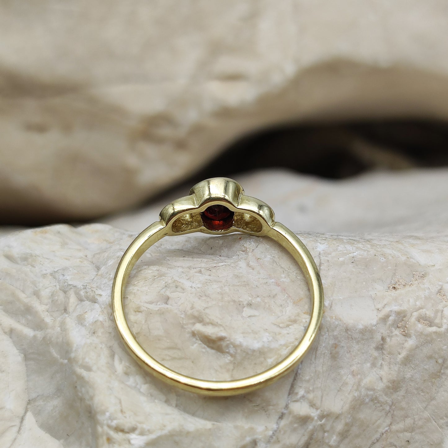 Elegant Garnet ring in 8K gold
