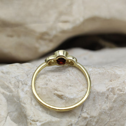 Elegant Garnet ring in 8K gold
