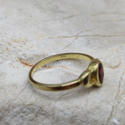Elegant Garnet ring in 8K gold