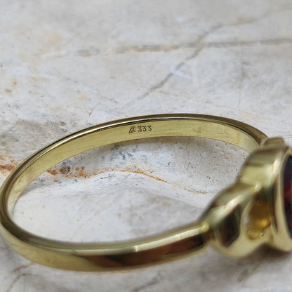 Elegant Garnet ring in 8K gold