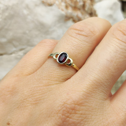 Elegant Garnet ring in 8K gold