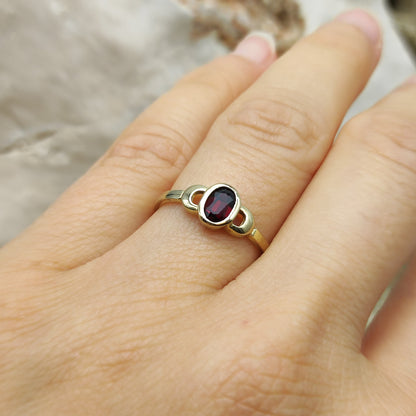 Elegant Garnet ring in 8K gold