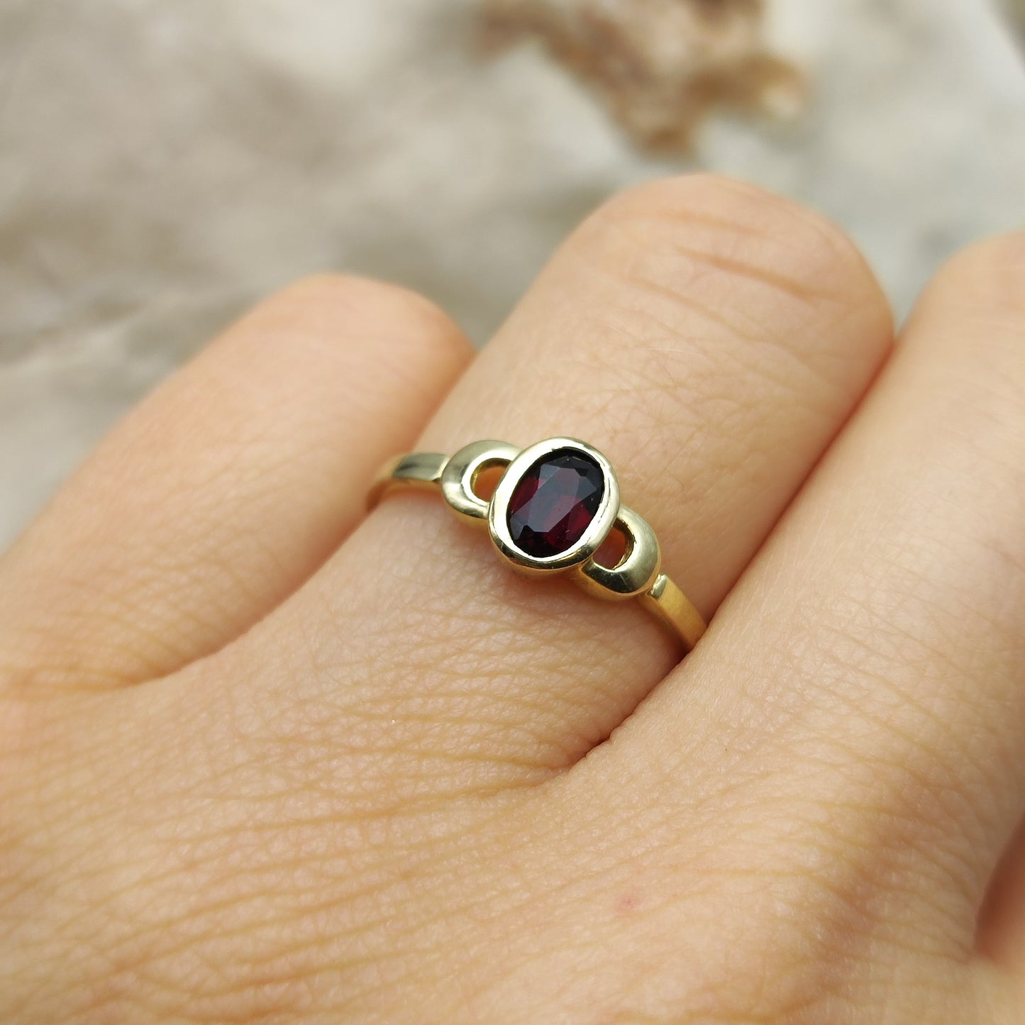 Elegant Garnet ring in 8K gold
