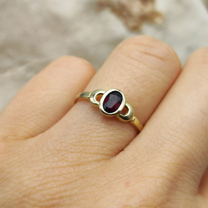 Elegant Garnet ring in 8K gold