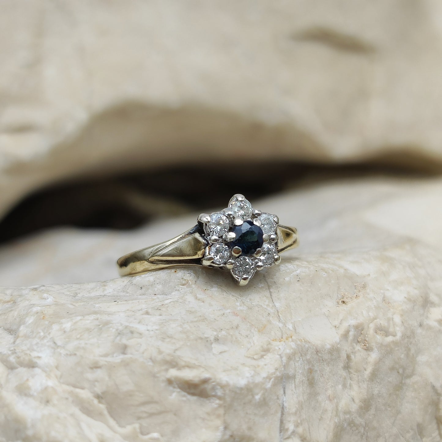 Vintage Sapphire and diamond ring in 9K gold