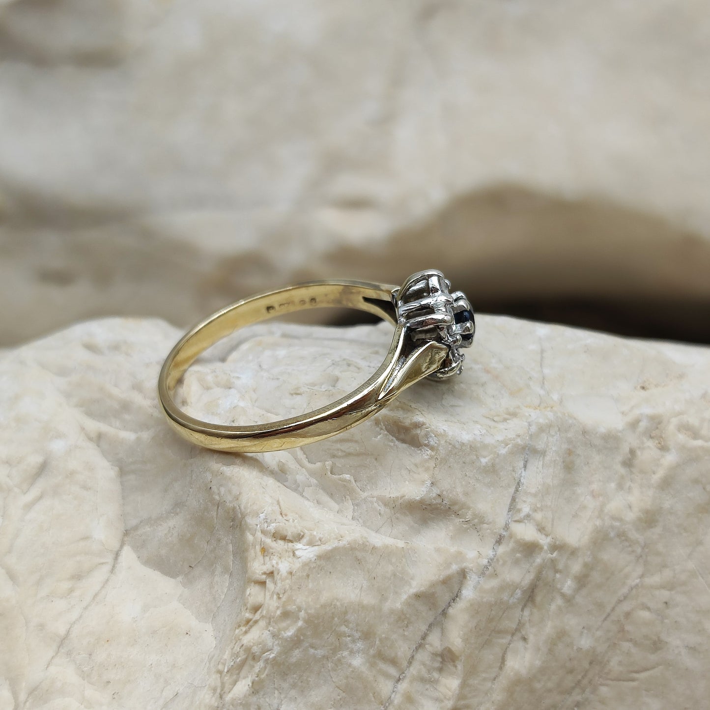 Vintage Sapphire and diamond ring in 9K gold