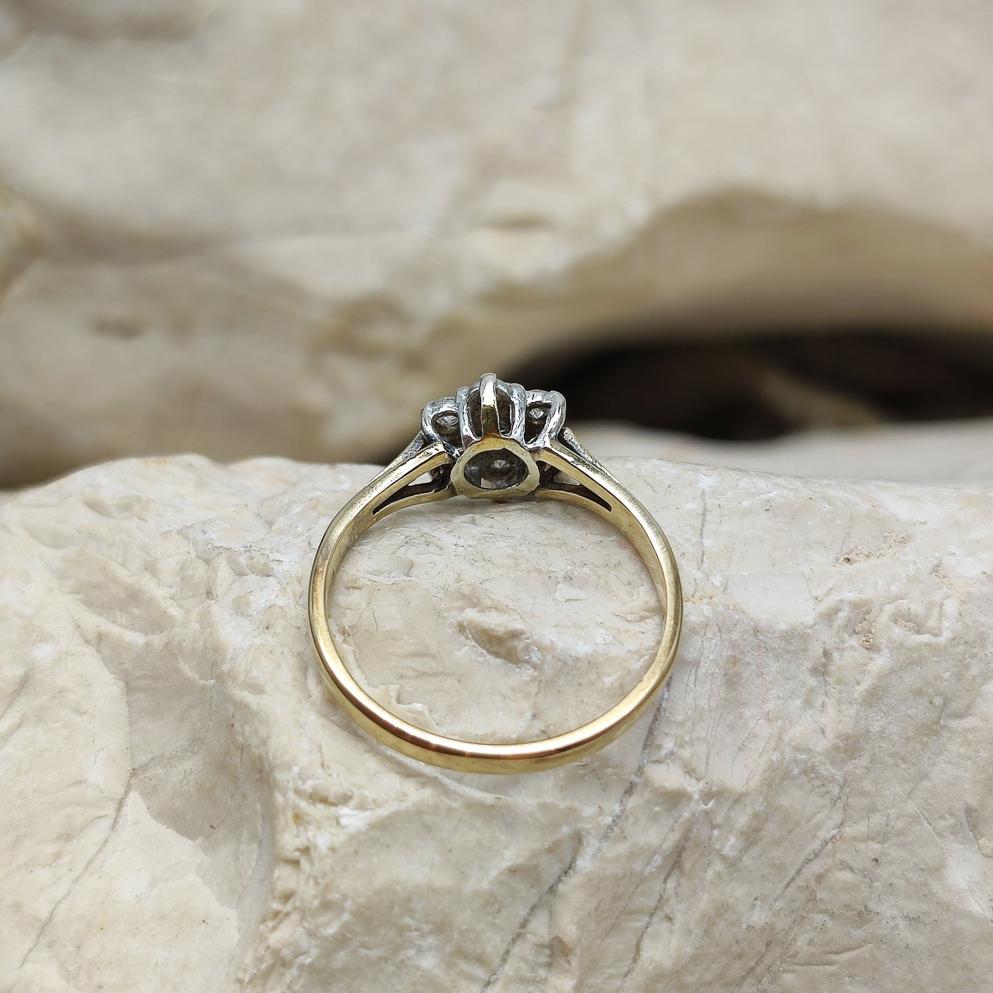 Vintage Sapphire and diamond ring in 9K gold