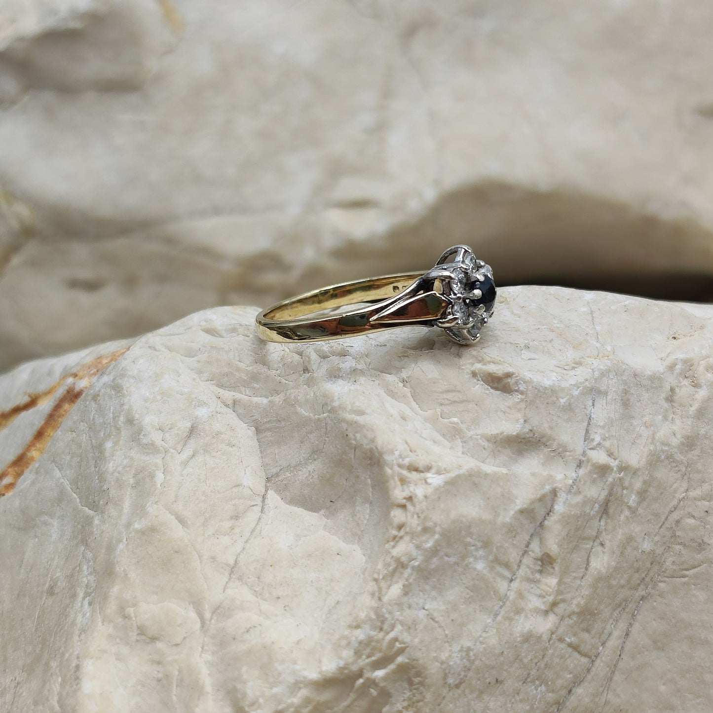 Vintage Sapphire and diamond ring in 9K gold