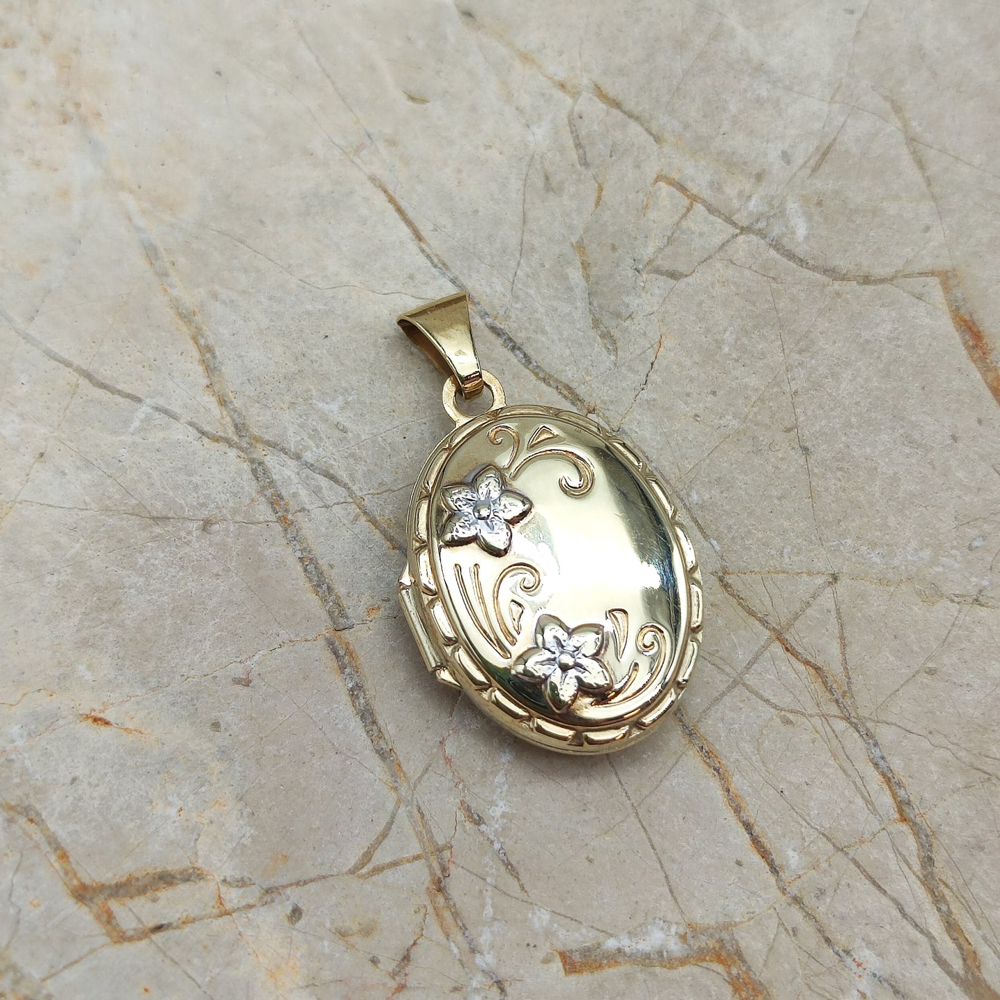 Flower Photo Locket in 9K gold