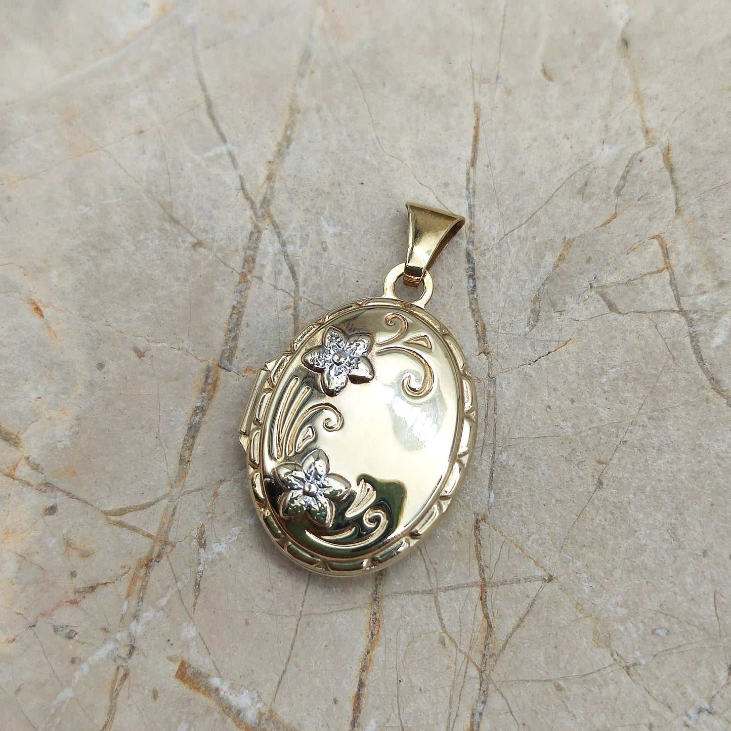 Flower Photo Locket in 9K gold
