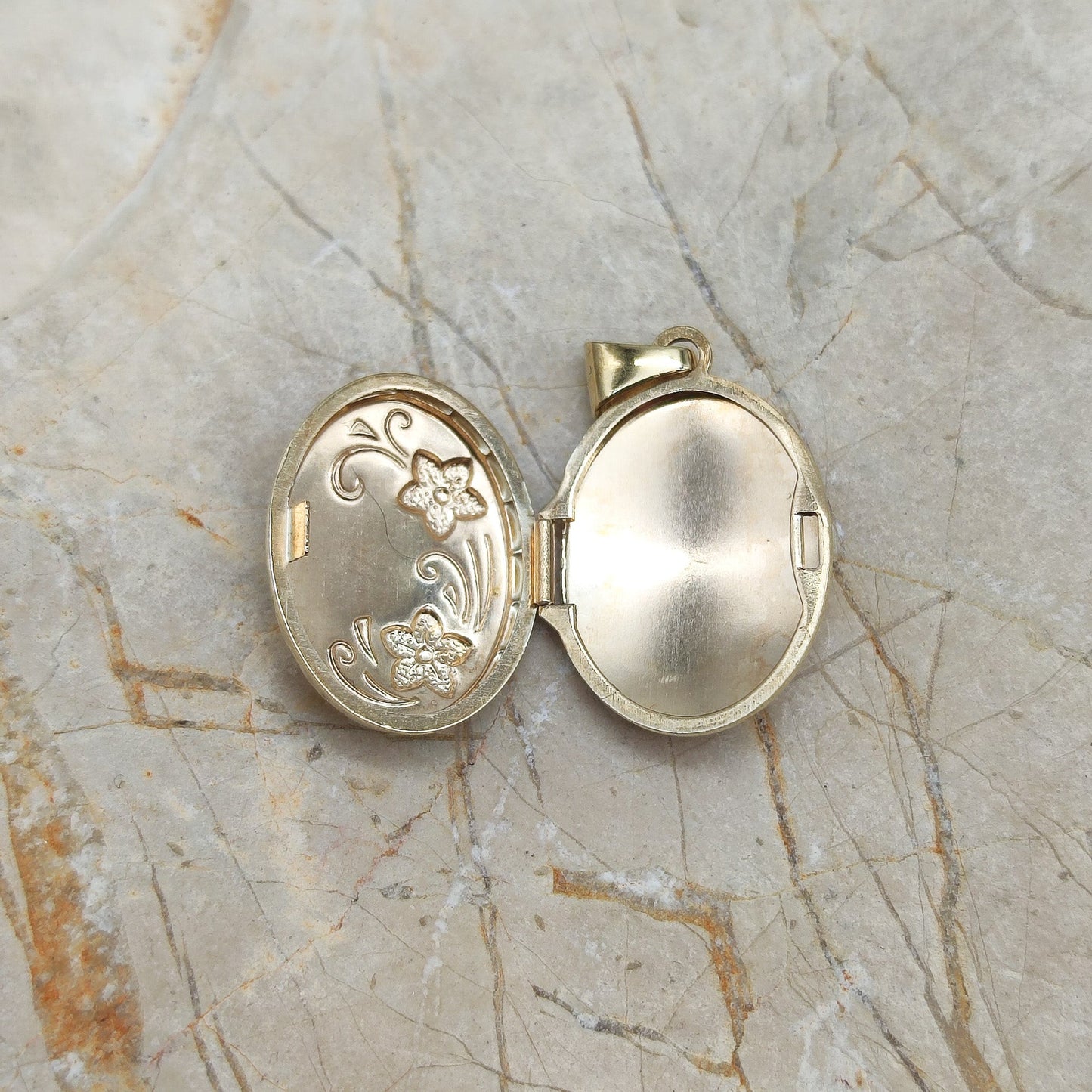 Flower Photo Locket in 9K gold