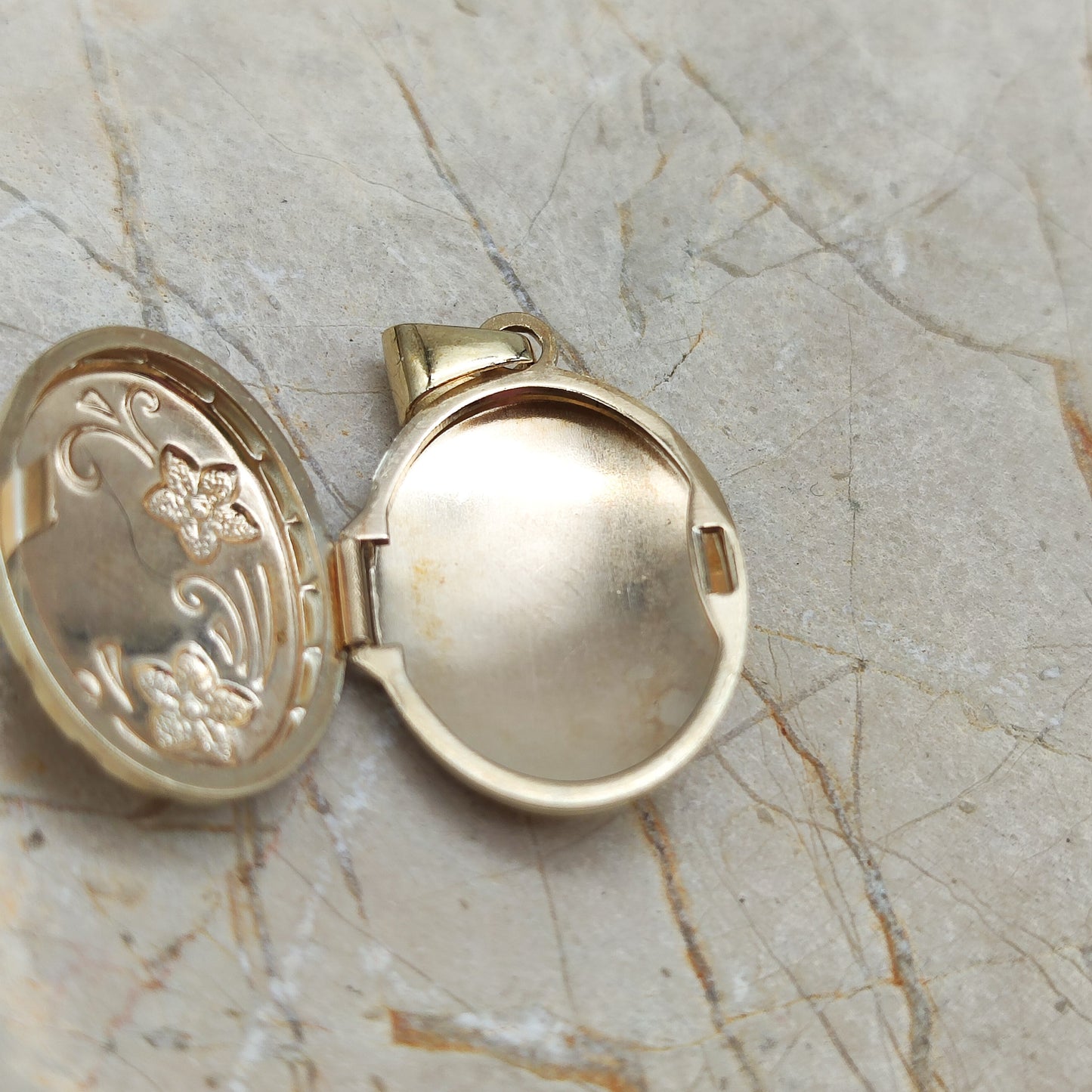 Flower Photo Locket in 9K gold