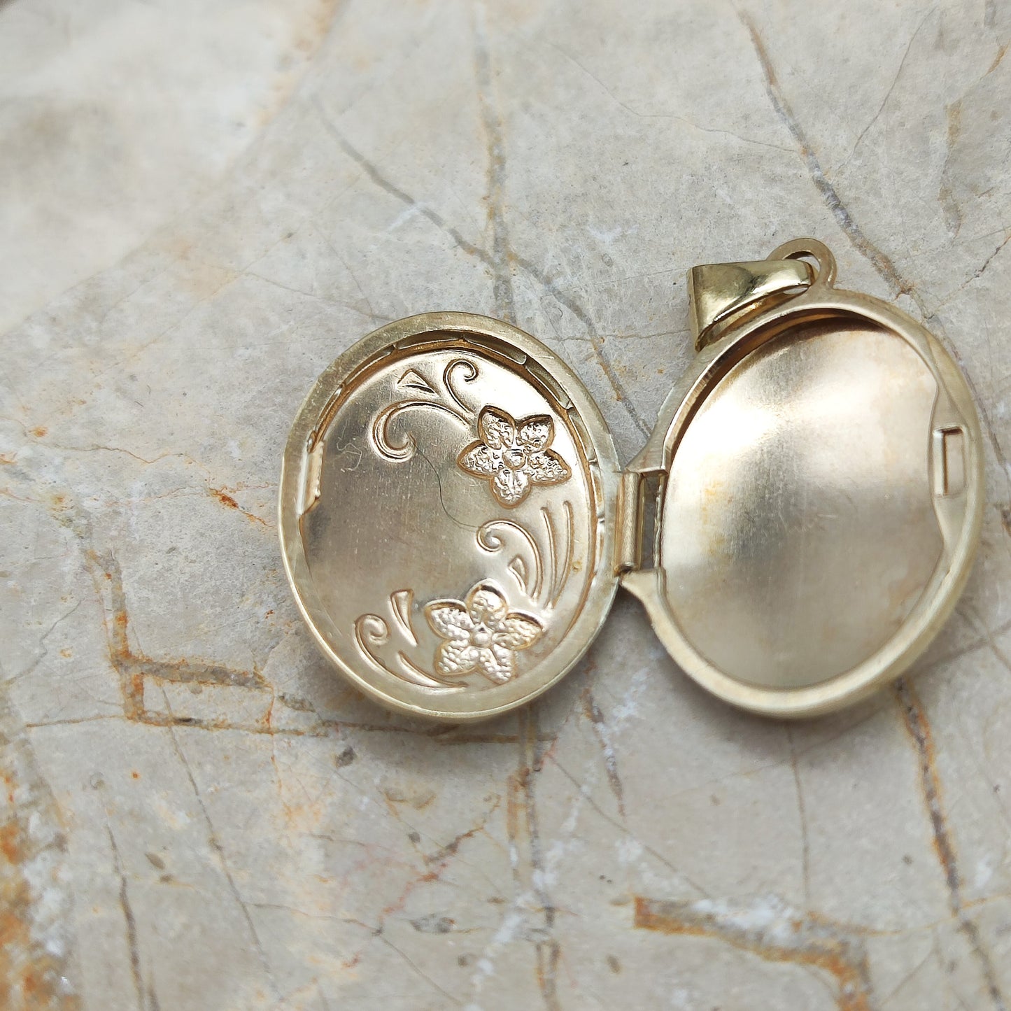 Flower Photo Locket in 9K gold