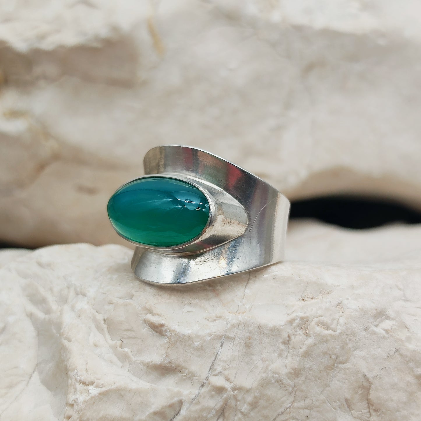 Deense sterling zilveren ring met ovaal groene agaat dwars geplaatst