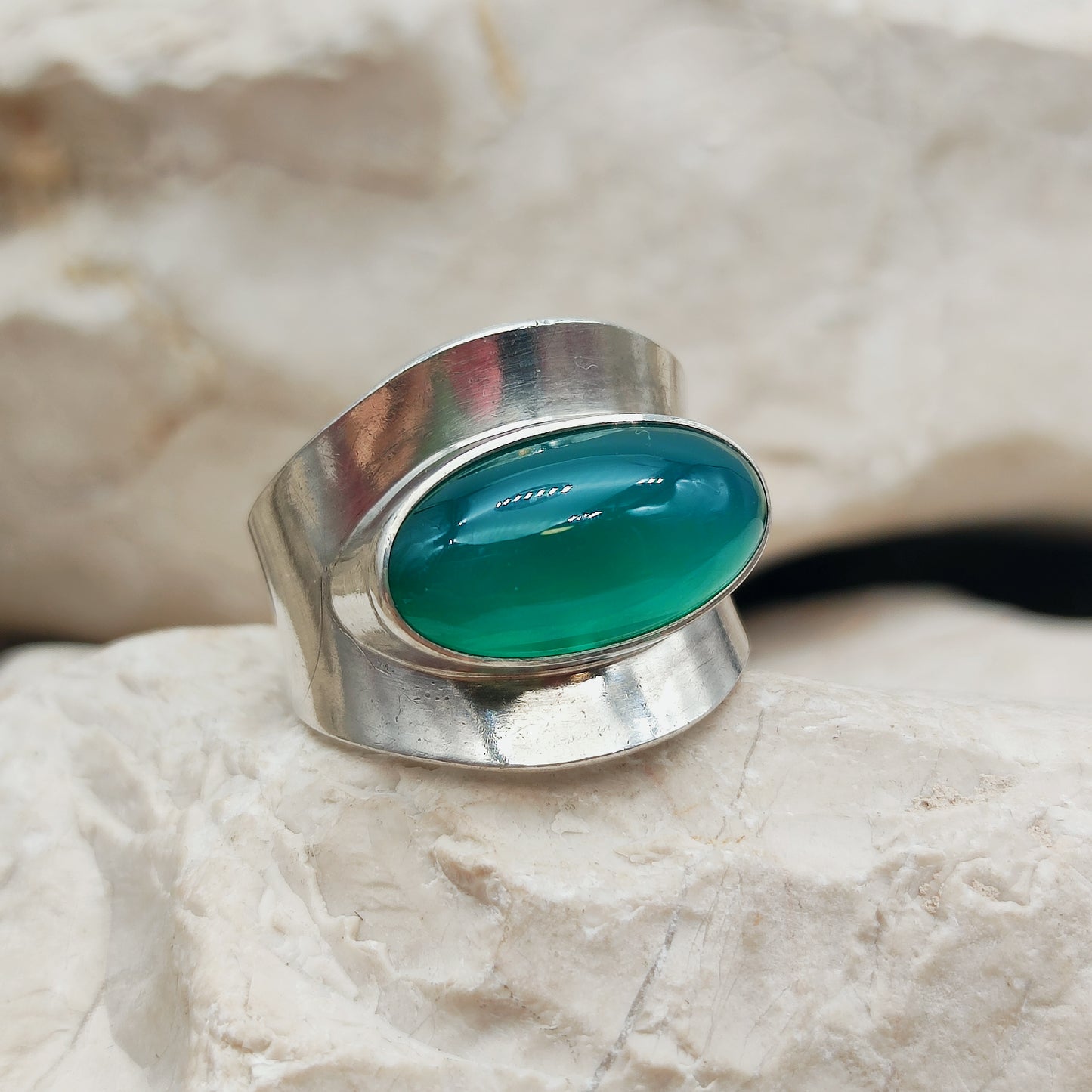 N.E. From zilveren ring met groene agaat cabochon op steen