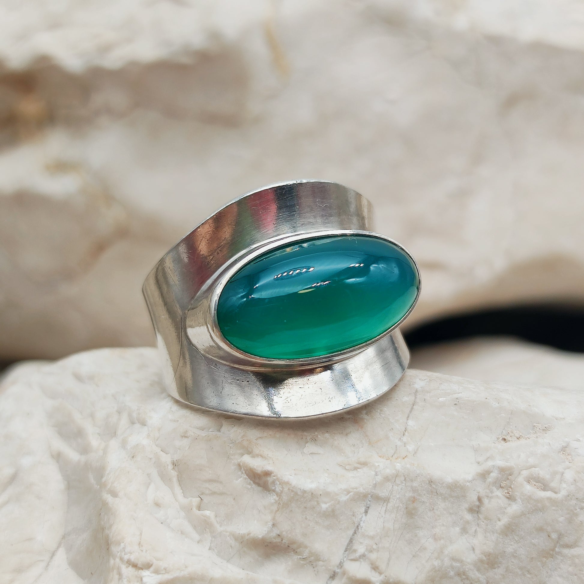 Detail groene agaat cabochon in gesloten zilveren zetkast