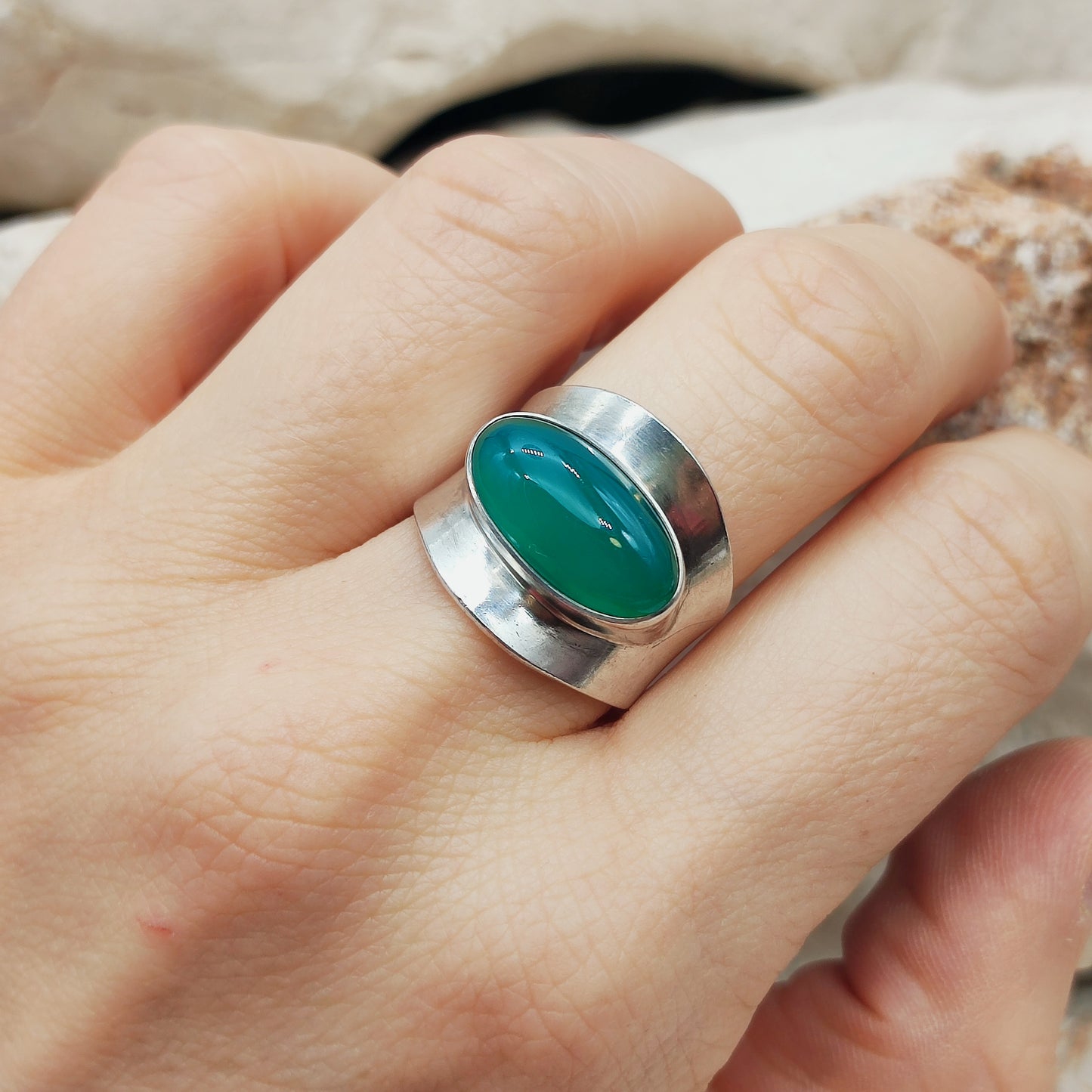 N.E. From ring gedragen aan de hand