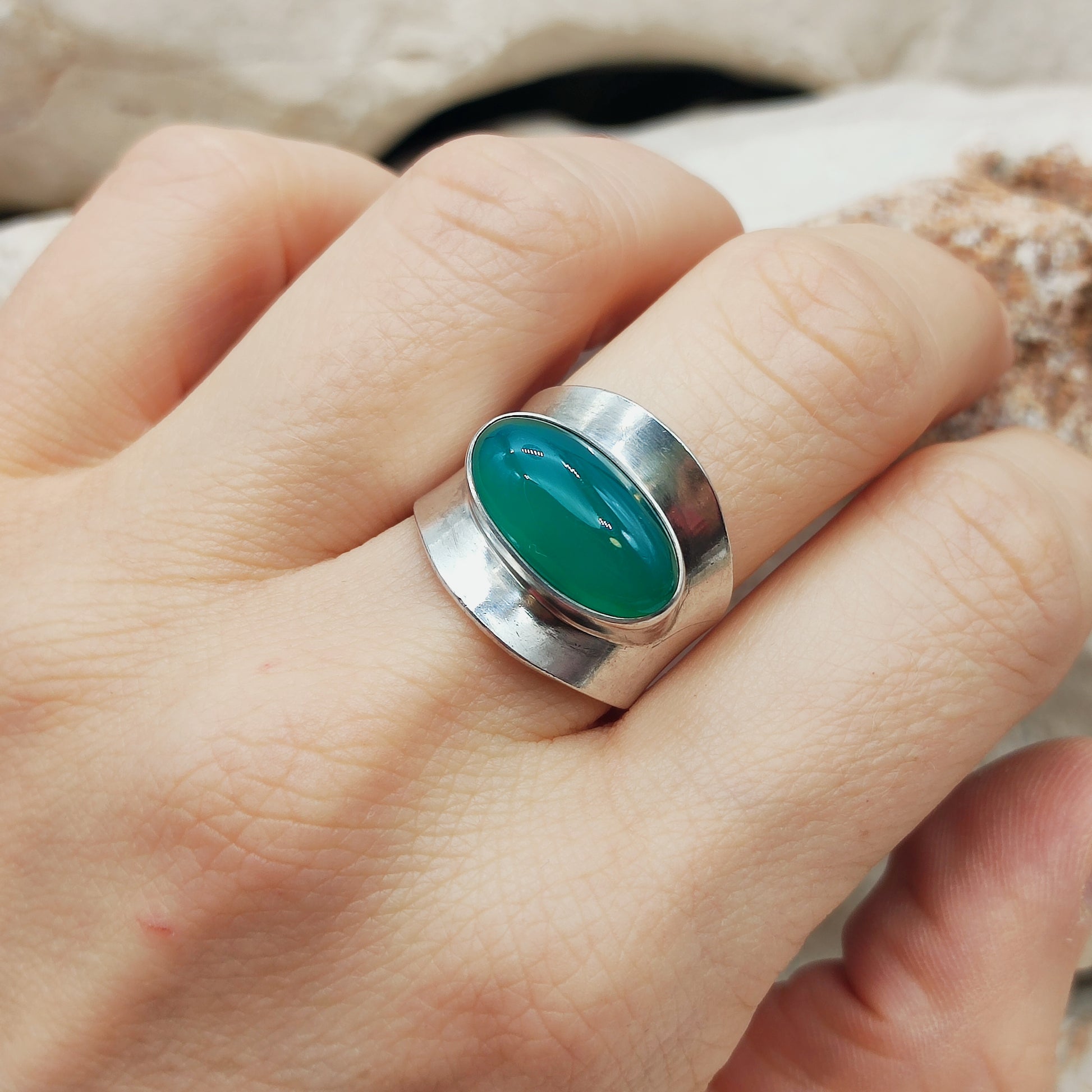 N.E. From ring gedragen aan de hand