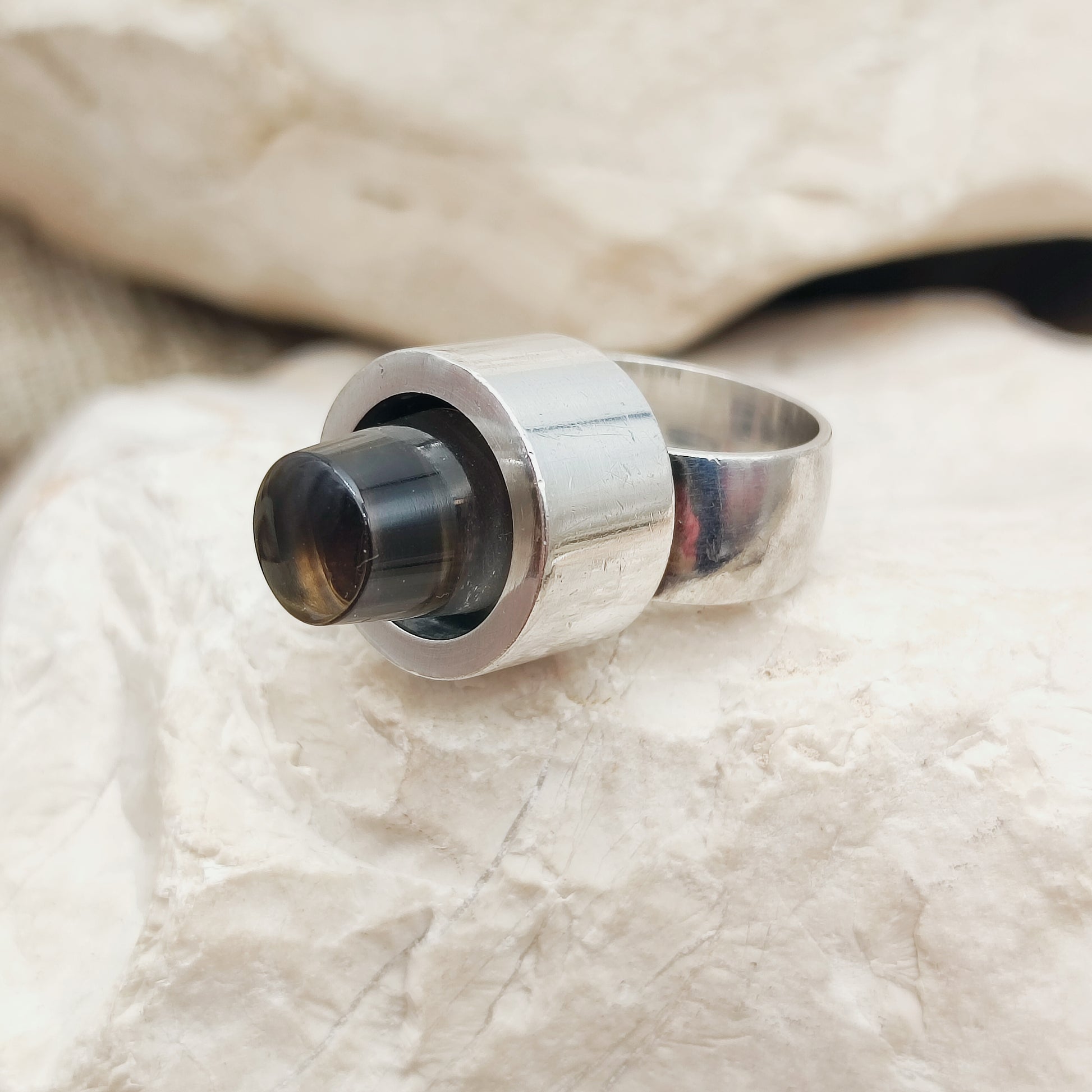 Karl Gustav Hansen ring met rookkwarts in ronde zilveren vorm