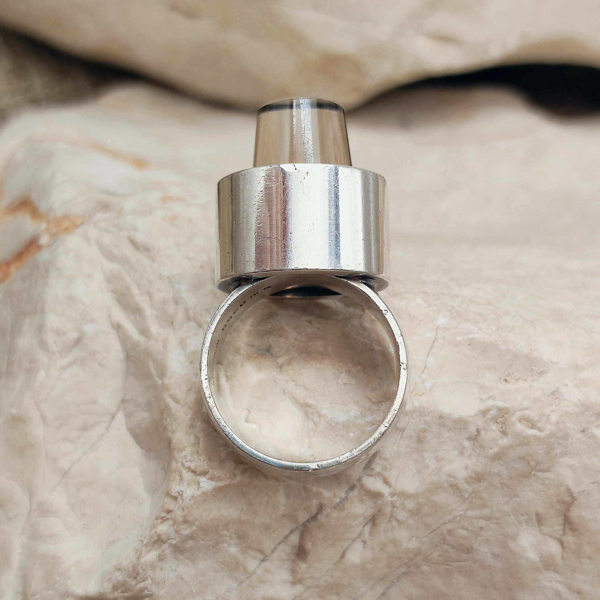 Hans Hansen zilveren ring met rookkwarts kegel zijaanzicht
