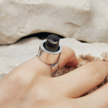 Ring gedragen aan de hand met zicht op rookkwarts