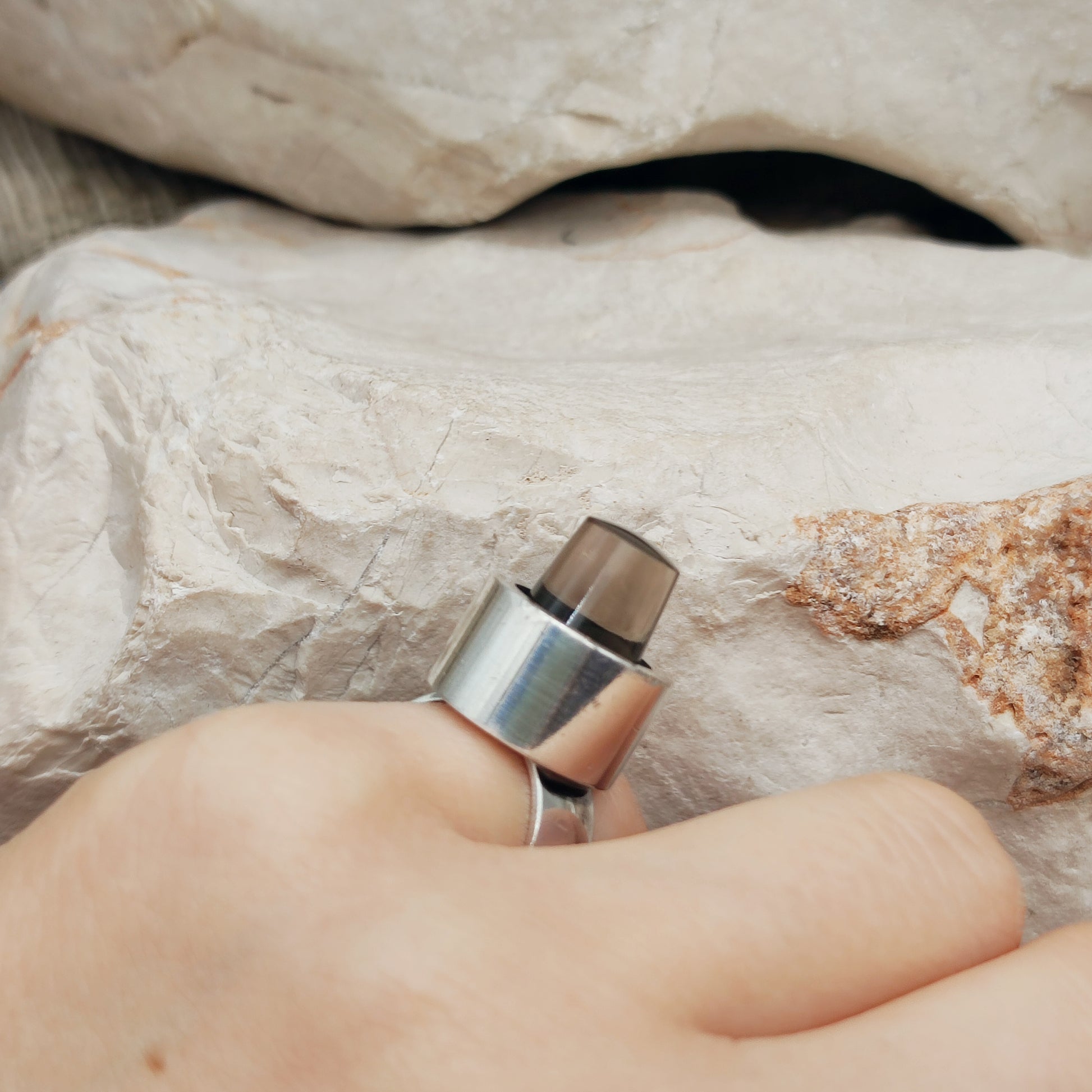 Ring gedragen aan de hand met zicht op rookkwarts