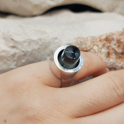 Bovenzicht rookkwarts kegel in ronde zilveren setting