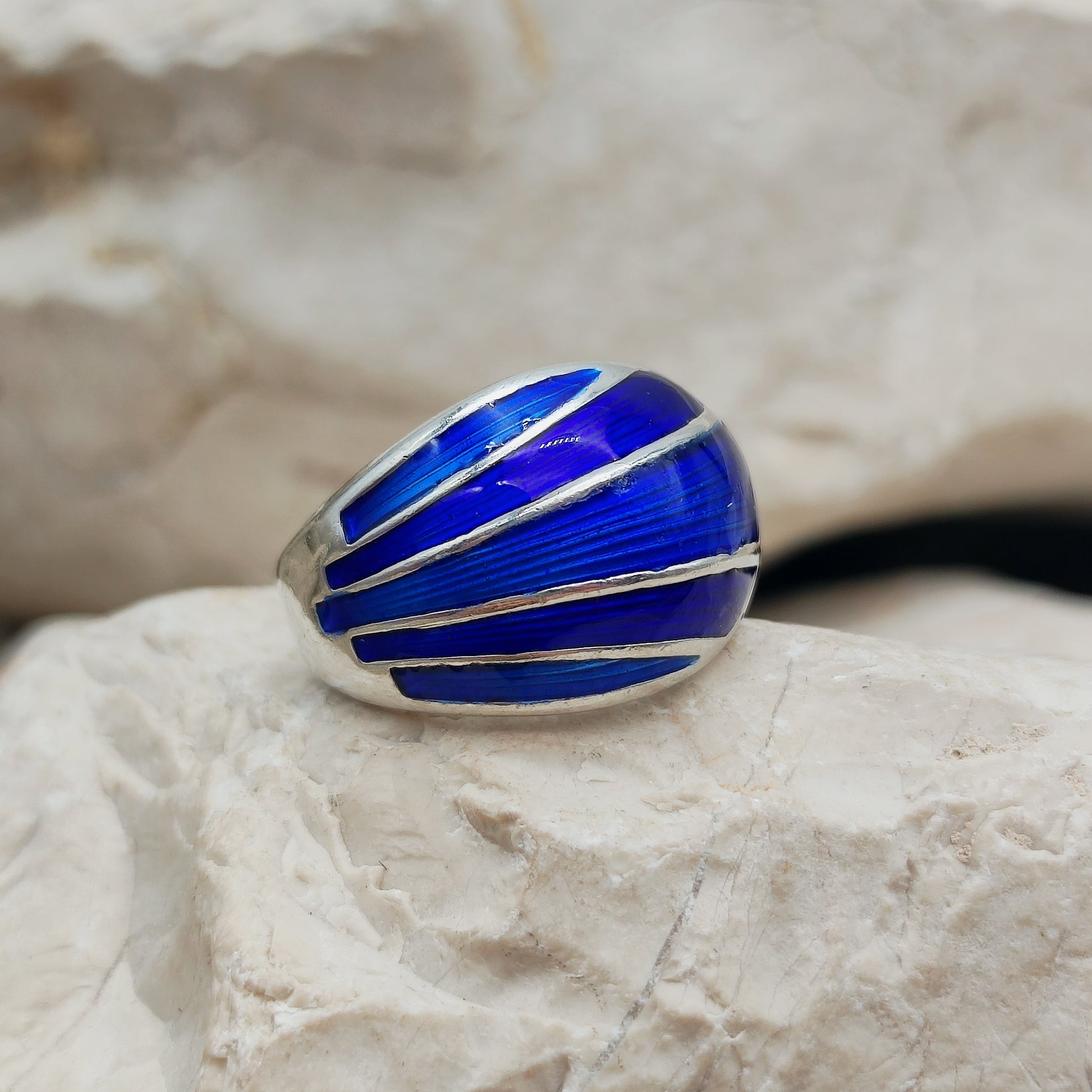 David Andersen zilveren ring met blauw email zijaanzicht op natuursteen